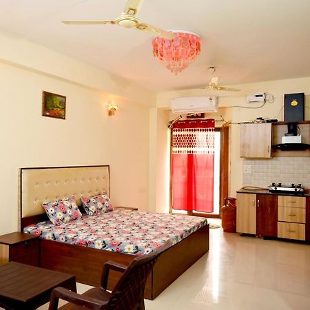 Hare Krishna Home Stay Vrindāvan Exteriör bild