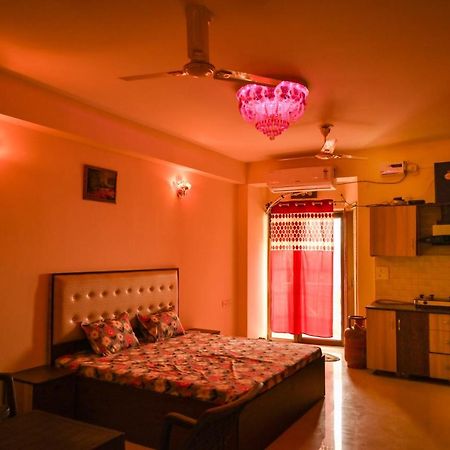 Hare Krishna Home Stay Vrindāvan Exteriör bild