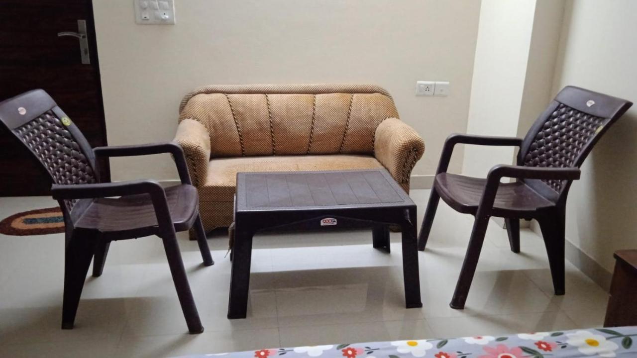Hare Krishna Home Stay Vrindāvan Exteriör bild