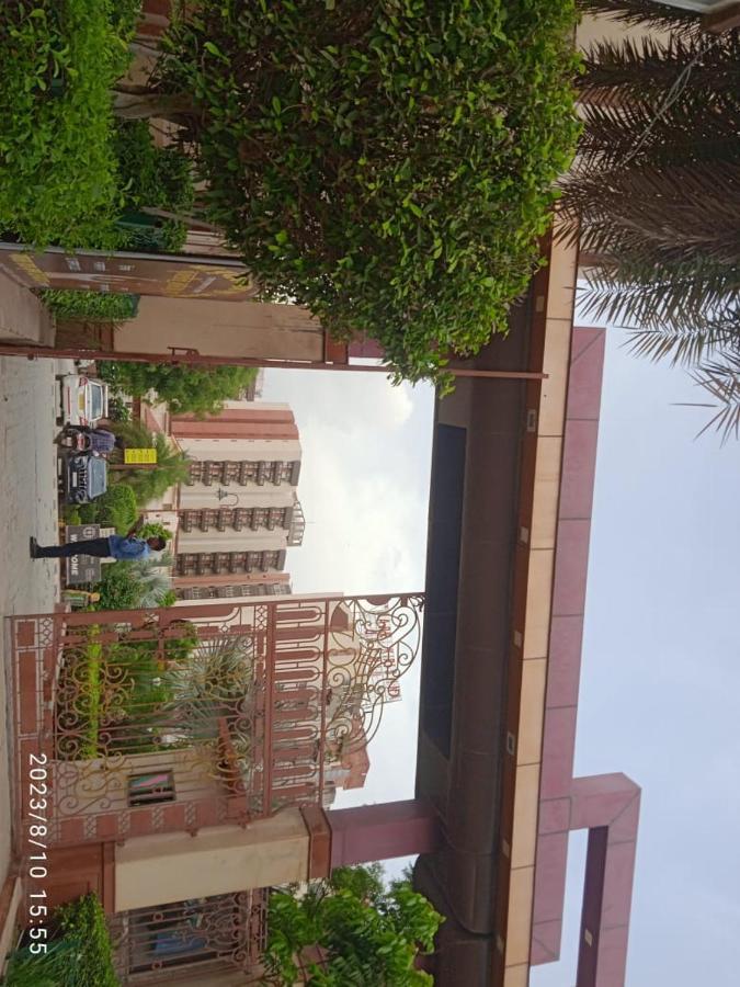 Hare Krishna Home Stay Vrindāvan Exteriör bild