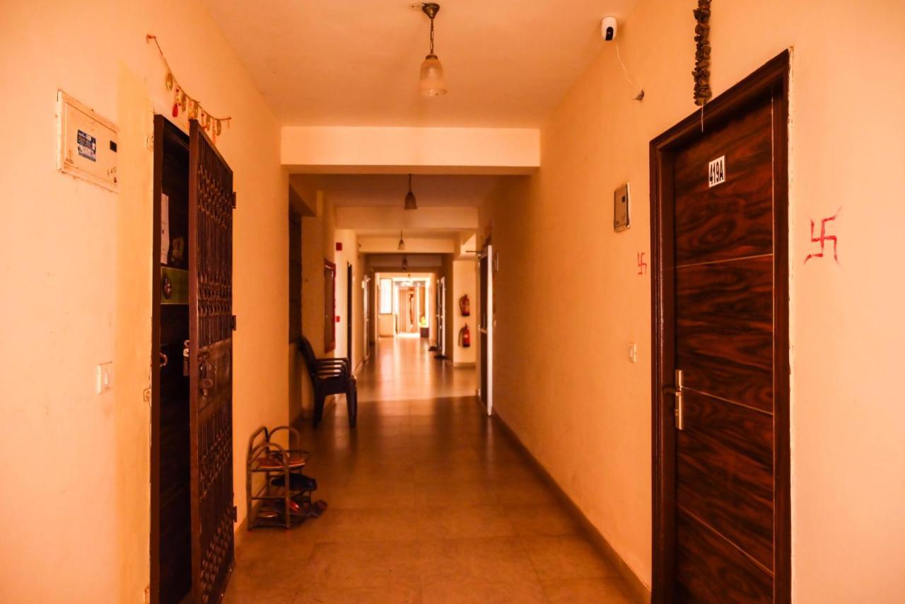 Hare Krishna Home Stay Vrindāvan Exteriör bild