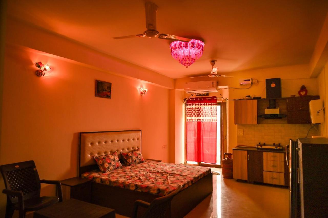 Hare Krishna Home Stay Vrindāvan Exteriör bild